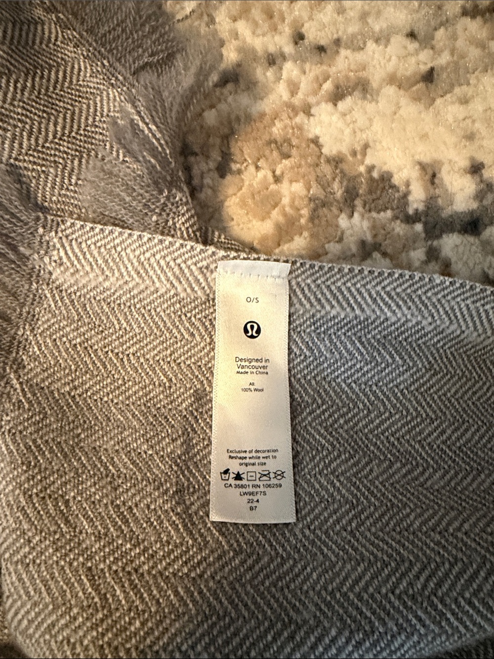 LULULEMON BLANKET SCARF - Picture 3 of 5